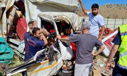 Kahramanmaraş'ta  kamyonet paramparça oldu: 1 yaralı