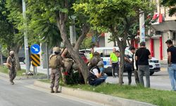 Karakol önünde havaya ateş açan şahsı özel harekat polisi vurdu