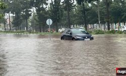 Yaz yağmurunun vurduğu Osmaniye'de araçlar suya gömüldü