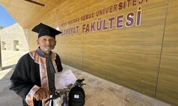 66 yaşında üniversite bitirdi, diplomasını almaya bisikletiyle gitti