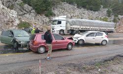 Antalya'da 4 araçlı zincirleme kaza: 5 yaralı