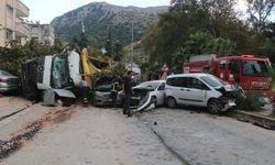 Freni patlayan hafriyat kamyonu araçları kağıt gibi ezdi