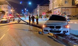 Kontrolden çıkan otomobil aydınlatma direğine çarptı, sürücü kayıplara karıştı