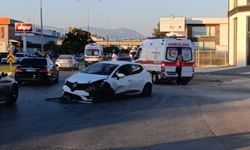 Otomobil refüje çıkıp trafik ışıklarına çarptı: 2 yaralı