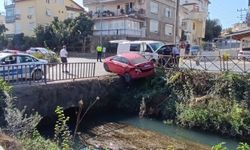 İrlandalı Sürücünün Otomobili Sulama Kanalı Üstünde Asılı Kaldı