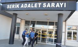 Maskeli Saldırganlar Servis Bekleyenlere Ateş Açtı