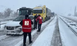 Kızılay, Kar ve Soğukta Yolda Kalanlara Yardım Eli Uzattı