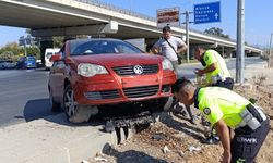 Virajda Kontrolü Kaybeden Araç Kaldırıma Çıktı