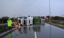 Yağış Nedeniyle Tır Bariyere Çarptı