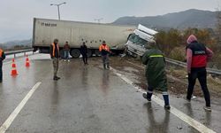 Yağışlı Hava Kontrolden Çıkardı: Otoyolda Tır Kazası, 1 Yaralı