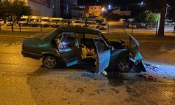 Antalya’da Tofaş-Tır Çarpışması: Araç Hurdaya Döndü, 2 Yaralı