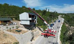 Bursa'da kaçak villayı vinçle taşıdı