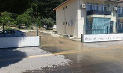 Manavgat’ta Su Deposu Arızası Yolu Göle Çevirdi: Mini Şelale Oluştu