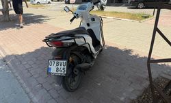 Antalya’da motosikletli sürücü yayaya yol vermek isterken devrildi, hafif yaralandı. Kaza güvenlik kamerasına yansıdı.