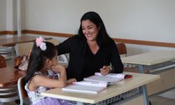 Kübalı Aile Türkçeyi Kozan’da Öğreniyor: Annesi ve Kızıyla Halk Eğitim’e Başladı