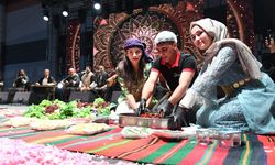 Urfa'nın Siyah Gülü ile Isparta'nın Pembe Gülleri Uluslararası Gül Festivalinde Muhteşem Şölen