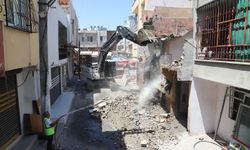 Akdeniz’de tehlikeli yapılar tek tek yıkılıyor