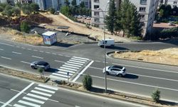 Kahramanmaraş'ta 'Dünyanın en saçma yaya geçidi' tepki çekti