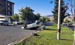 Kahramanmaraş’ta Otomobil Refüjü Aşıp Takla Attı