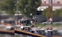 Binanın duvarına tuvaletini yapan şahsı uyaran güvenlik görevlisi saldırıya uğradı... O anlar kamerada