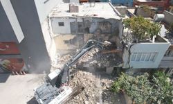 Akdeniz'de çökme riski olan 3 katlı metruk bina kontrollü yıkıldı