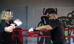 Antalya’da Düğün Pisti Boks Ringine Döndü: Kick Boks Antrenörüne Öğrencilerinden Sürpriz