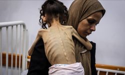 İsrail’in kıtlığa sürüklediği Gazze’de 9 yaşındaki Meryem, 25 kilodan 10 kiloya düştü