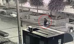 Bankta uyuyan adamın telefonunu çaldı; kaçarken suçüstü yakalandı yere atıp kırdı