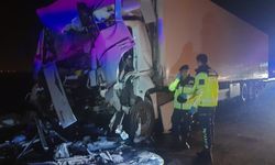 Tır tur otobüsüne çarptı: 1’i ağır 15 yaralı