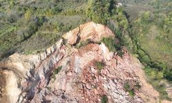 Göçük altında kalan kamyon şoförü için arama kurtarma çalışmaları durduruldu