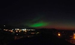 Gökyüzündeki mor ve yeşil ışık dikkat çekti