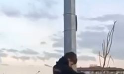 Çocukların bayrak hassasiyeti duygulandırdı.. Direğe böyle tırmandılar