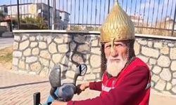 Kask yerine miğfer takan dede görenleri şaşırttı