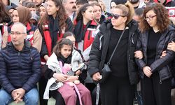 Şehit babasını oyuncağına sarılarak bekledi