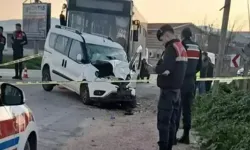 Otobüsle hafif ticari araç çarpıştı: 1 ölü, 2 yaralı