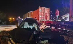 Malatya'da yük treni otomobile çarptı: 5 yaralı