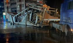 Rampada Askıda Kalan Tır Trafiği Kilitledi