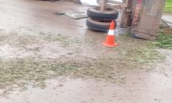 Devrilen traktörün altında kalan sürücü öldü