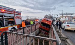 Lastiği Patlayan İtfaiye Aracı Köprü Boşluğuna Düştü: 3 Yaralı