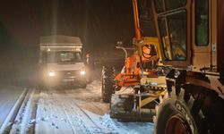 Mahsur kalan 5 araçtaki 13 kişi kurtarıldı