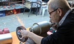 Antalya’da bıçak bileme ustası mesleğini yaşatıyor, 50-60 bin liraya çırak bulamıyor