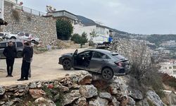 Antalya’da geri manevra yapan araç şarampolde asılı kaldı