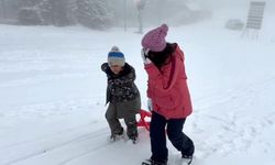 Kars’ta kar coşkusu: Çocuklar kardan adam yaptı, kızakla kaydı
