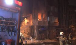 Beyoğlu’nda 4 katlı binada yangın çıktı: Bina sakini 2 kişi çatıya sığındı
