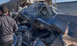 Bariyerlere saplanıp demir yığınına dönen kamyon kabininde can pazarı