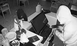 Beylikdüzü’nde 3 işyerinden toplam 51 bin 500 TL çalan hırsızlar kamerada