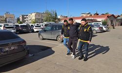 Çekiciden Telefon Çaldı, Banyoda Yakalandı: 120 Suç Kayıtlı Hırsız Kamerada