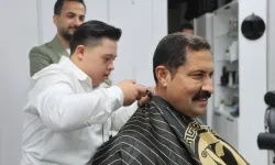 Down sendromlu kuaför Şükrü’den Vali Masatlı’ya tıraş sürprizi