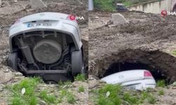 Esenyurt’ta obruk oluştu, araç içinde kayboldu