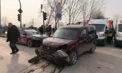 Hafif ticari araçlar çarpıştı: 3’ü çocuk, 7 yaralı